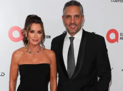 kyle richards shows off toned body while estranged husband mauricio umansky dates model