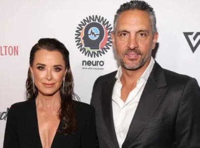 rhobh s kyle richards removes wife from instagram after mauricio umansky spotted with mystery woman