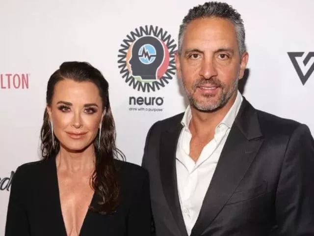 rhobh s kyle richards removes wife from instagram after mauricio umansky spotted with mystery woman rhobh s kyle richards removes wife from instagram after mauricio umansky spotted with mystery woman