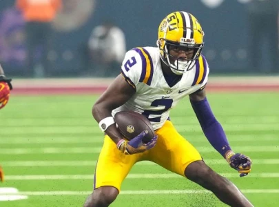 former lsu receiver kyren lacy dies by suicide during police chase