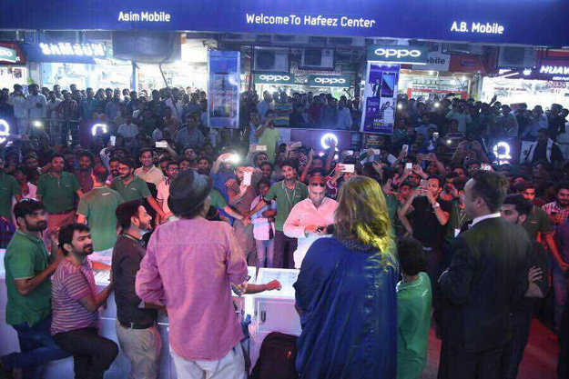 First day sales activity in Lahore. PHOTO: OPPO