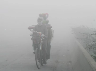 very unhealthy 210 air quality score chokes lahore