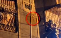 cracks appear in lyari building after earthquake last night cracks appear in lyari building after earthquake last night
