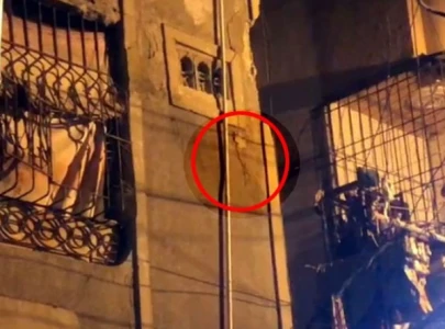 cracks appear in lyari building after earthquake last night cracks appear in lyari building after earthquake last night