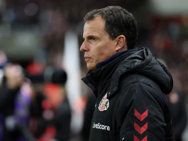 sunderland manager regis le bris before the match against everton on november 3 photo reuters sunderland manager regis le bris before the match against everton on november 3 photo reuters