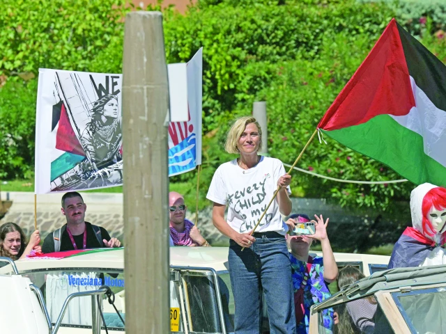 italian actress anna foglietta along with activists waves a palestinian flag from a boat in support of the people in gaza and the global sumud flotilla during the venice international film festival at venice lido photo afp italian actress anna foglietta along with activists waves a palestinian flag from a boat in support of the people in gaza and the global sumud flotilla during the venice international film festival at venice lido photo afp