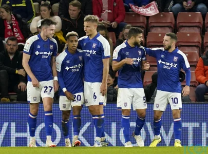 leicester slip up allows ipswich to close on championship lead