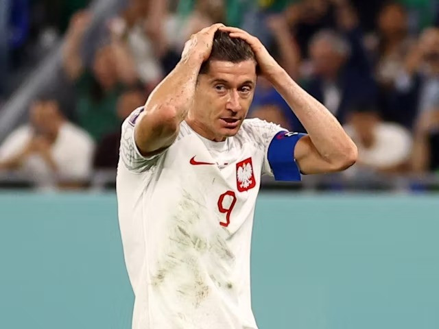 Photo of Poland's Lewandowski misses penalty in Mexico stalemate