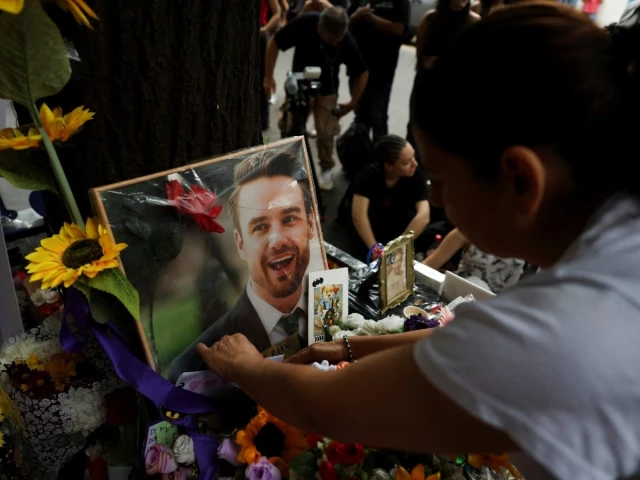 Fans remember Liam Payne on first death anniversary in Buenos Aires | The Express Tribune