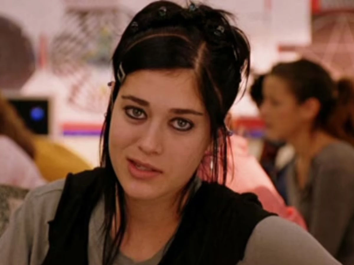 lizzy caplan recalls fighting for mean girls role