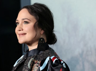 lily gladstone likens golden globes to squid game on the kelly clarkson show