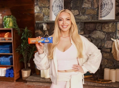 lindsay lohan revives the parent trap twins in nostalgic reese s oreo ad
