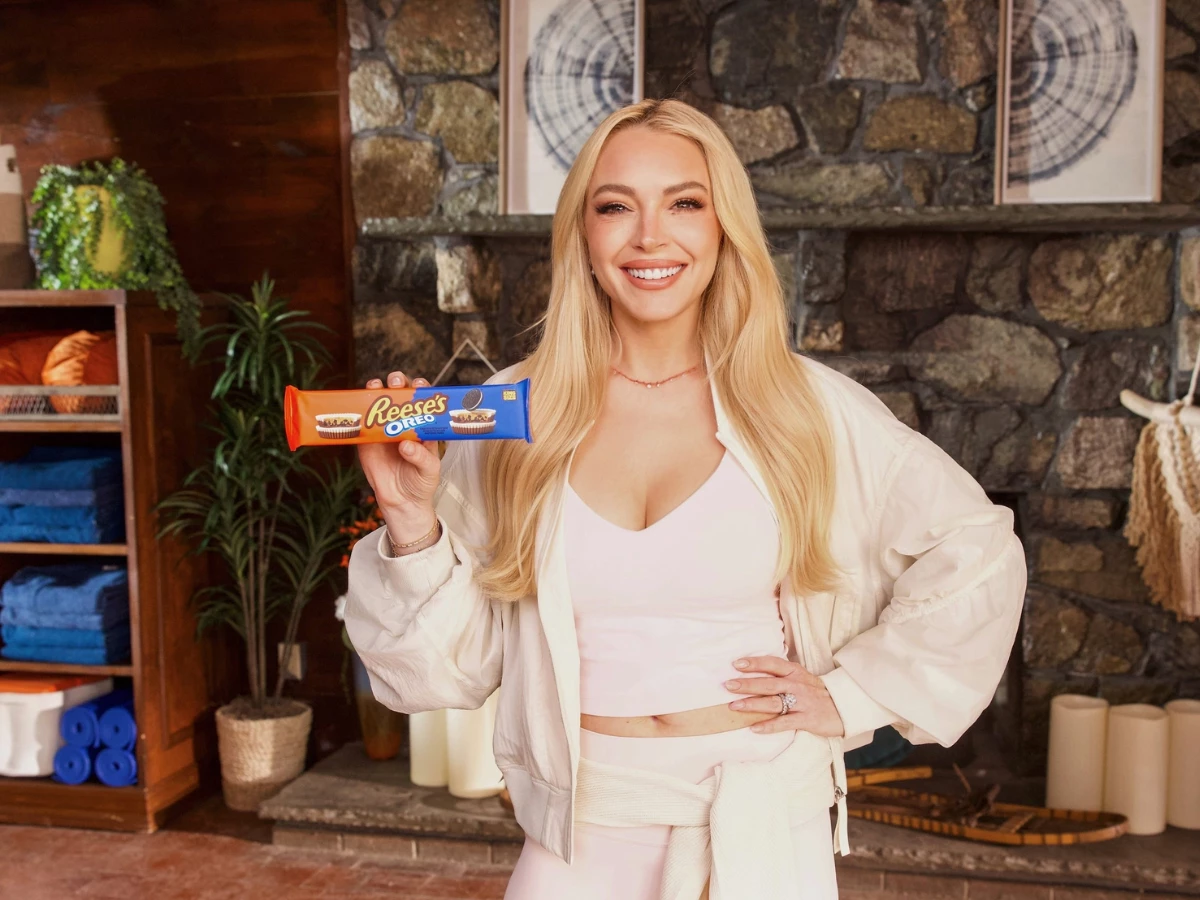 lindsay lohan revives the parent trap twins in nostalgic reese s oreo ad