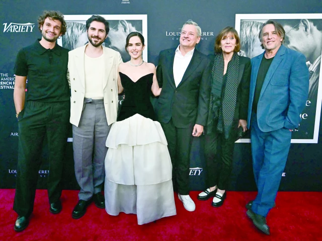 french actors aubry dullin and guillaume marbeck us actress zoey deutch netflix co ceo ted sarandos french producer mich le halberstadt and us filmmaker richard linklater attend the premiere of netflix s nouvelle vague during the american french film festival tafff at the directors guild of america dga theater in los angeles photo afp