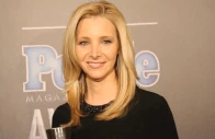 lisa kudrow slams new sitcoms for avoiding uncomfortable jokes