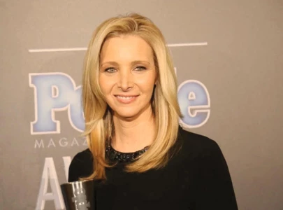 lisa kudrow slams new sitcoms for avoiding uncomfortable jokes lisa kudrow slams new sitcoms for avoiding uncomfortable jokes