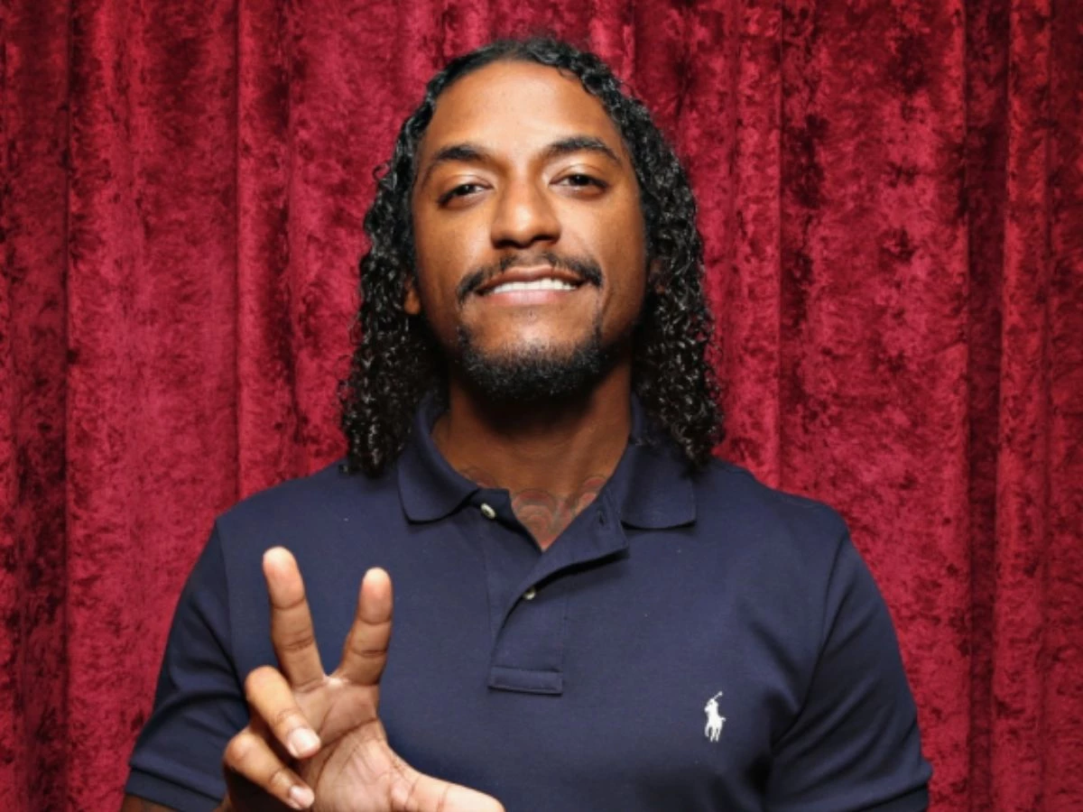 r b singer lloyd laughs off viral onstage fall during alabama concert