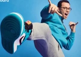 singer logic halts concert to call out fan texting his girlfriend singer logic halts concert to call out fan texting his girlfriend