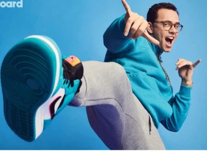 singer logic halts concert to call out fan texting his girlfriend