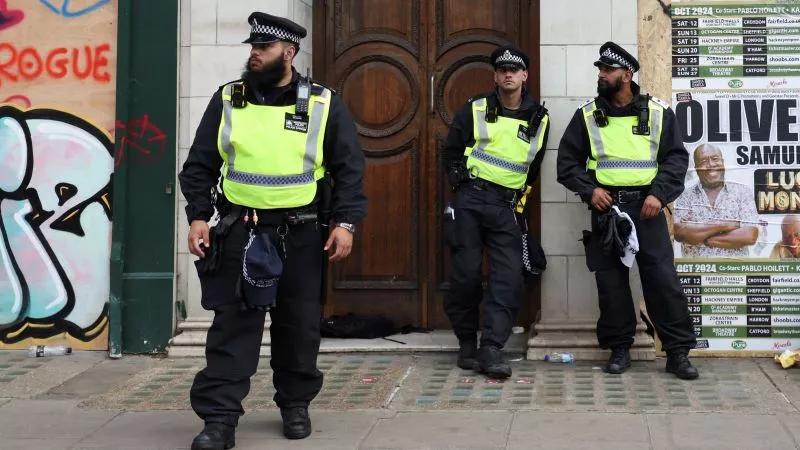 police guard alert at the carnival in west london photo reuters police guard alert at the carnival in west london photo reuters