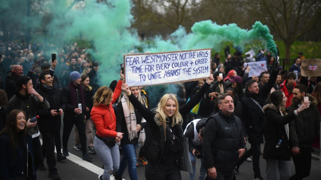 scuffles and arrests as anti lockdown protesters march through london scuffles and arrests as anti lockdown protesters march through london