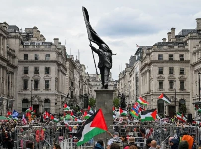 tens of thousands march in london in separate anti immigration pro palestinian protests