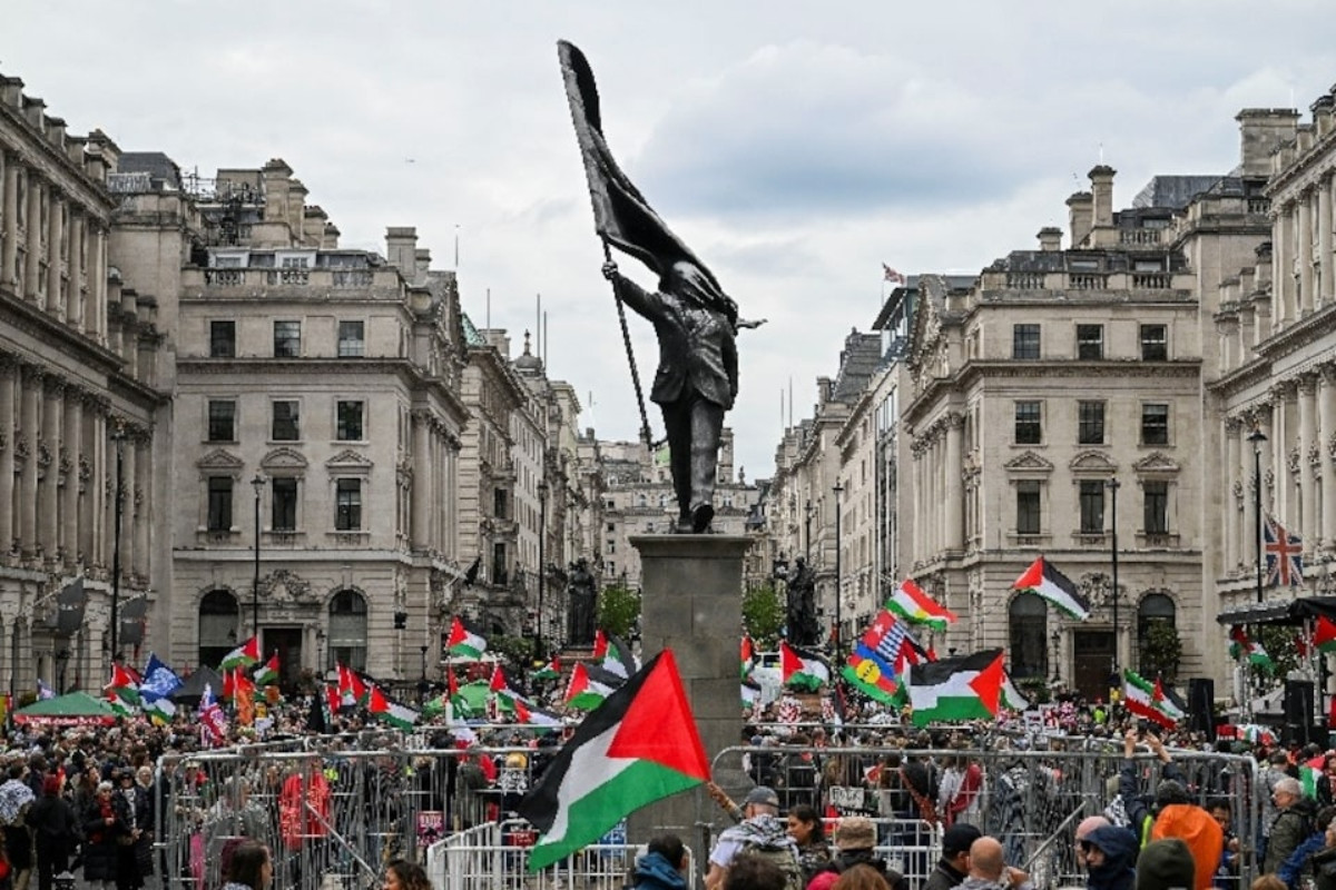 Tens of thousands rally in London in rival immigration and pro-Palestinian marches
