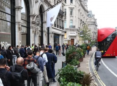 london s busiest shopping area evacuated amid bomb disposal operations