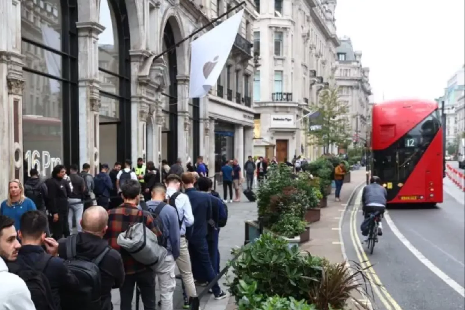 london s busiest shopping area evacuated amid bomb disposal operations london s busiest shopping area evacuated amid bomb disposal operations