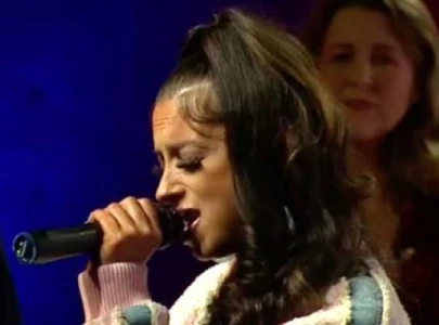 indie singer loomies apologises after botching us national anthem on live tv indie singer loomies apologises after botching us national anthem on live tv