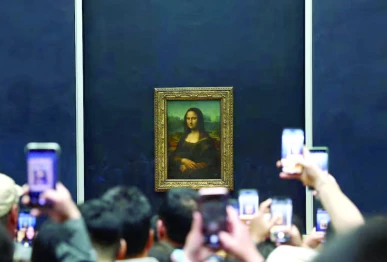troubled louvre turns to tourists