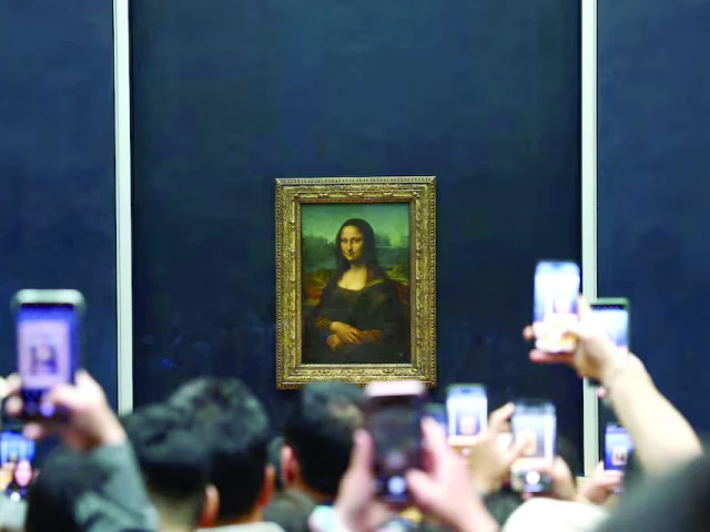 troubled louvre turns to tourists