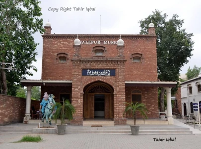 students throng lyallpur museum students throng lyallpur museum