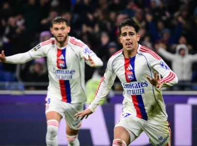 lyon leave it late to beat 10 man strasbourg in ligue 1 lyon leave it late to beat 10 man strasbourg in ligue 1