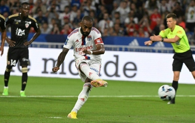 lacazette scores on lyon return