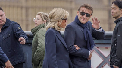 trouble afoot macron s sneakers ahead of queen elizbabeth ii s funeral cause stir online trouble afoot macron s sneakers ahead of queen elizbabeth ii s funeral cause stir online