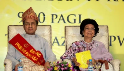 malaysia s former prime minister mahathir mohamad sits with his wife siti hasmah mohammad ali during the launching of perkasa a malay rights organisation in kuala lumpur march 27 2010 reuters