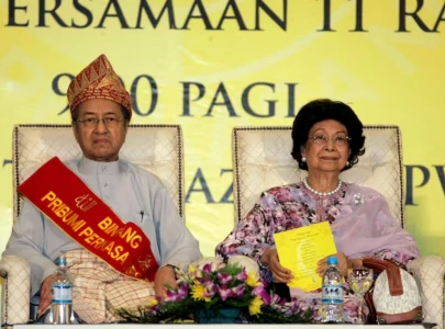 wife of malaysia s longest serving pm mahathir dies aged 100