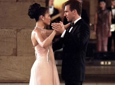 jennifer lopez reunites with ralph fiennes 22 years after maid in manhattan