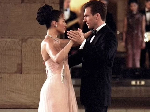 jennifer lopez reunites with ralph fiennes 22 years after maid in manhattan jennifer lopez reunites with ralph fiennes 22 years after maid in manhattan