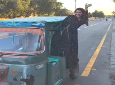 mahira khan turns rickshaw ride into viral sensation