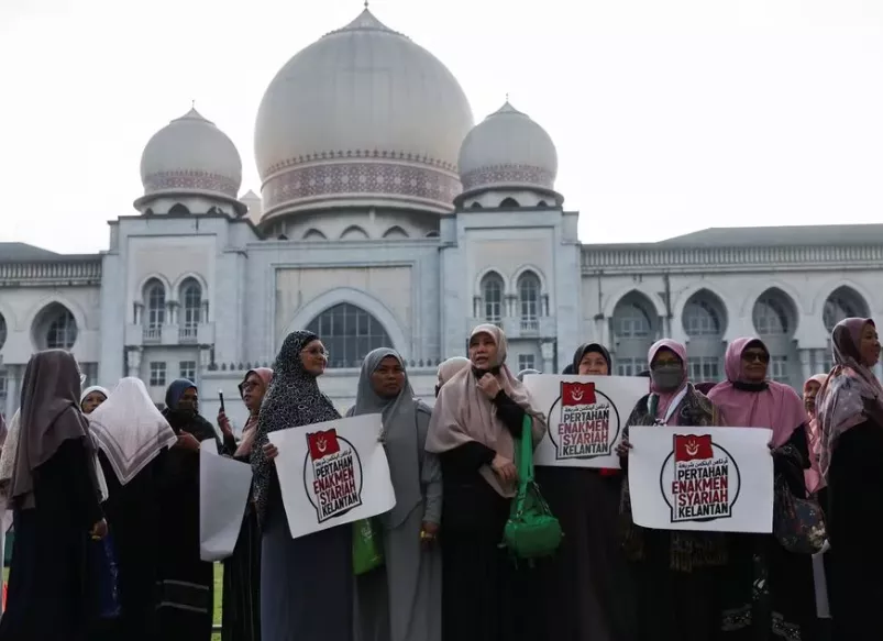 muslim women hold placards as they stand in protest outside the palace of justice on the day the country s federal court delivers verdict in a constitutional case challenging the legality of some islamic laws in kelantan state in putrajaya malaysia february 9 2024 reuters hasnoor hussain muslim women hold placards as they stand in protest outside the palace of justice on the day the country s federal court delivers verdict in a constitutional case challenging the legality of some islamic laws in kelantan state in putrajaya malaysia february 9 2024 reuters hasnoor hussain