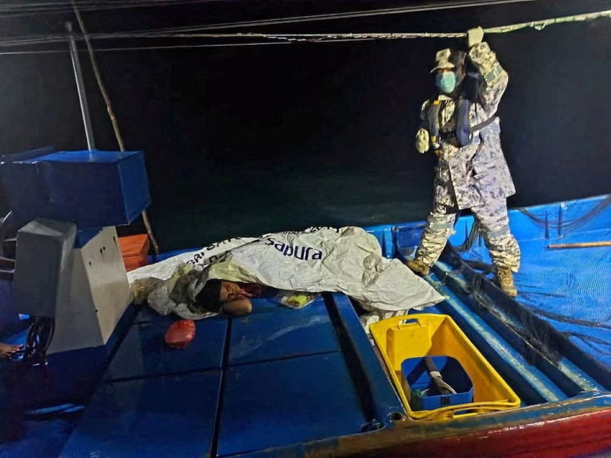 A staff of the Malaysian Maritime Enforcement Agency checks on a survivor who was rescued by a fishing boat's crew after a boat from Buthidaung, Myanmar, sank near the Malaysia–Thailand border, close to Langkawi, Malaysia November 9, 2025. PHOTO: REUTERS