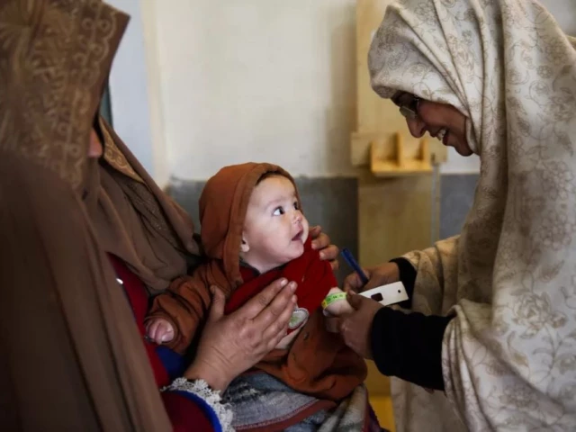 a volunteer measuring malnutrition with a mid upper arm circumference muac band in mardan photo unicef a volunteer measuring malnutrition with a mid upper arm circumference muac band in mardan photo unicef
