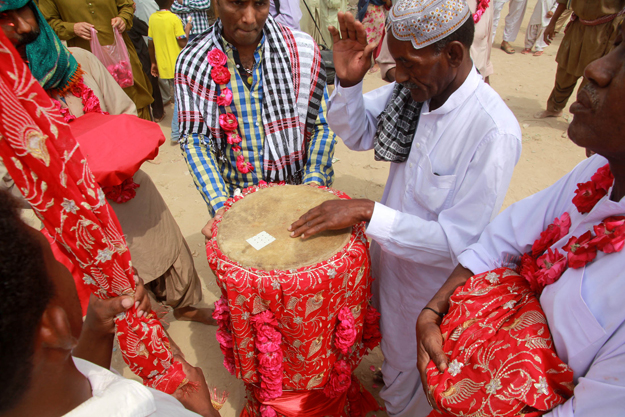 The procession moved in synchrony with the beat of the drums. PHOTO: ATHAR KHAN