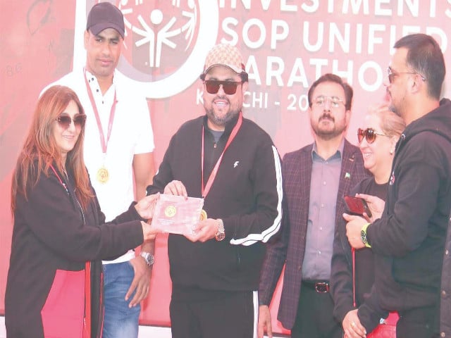 special olympics pakistan chairperson ronak lakhani presents a souvenir to sindh governor kamran tessori at the 10th lakson investments sop unified marathon photo courtesy organisers