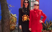 anne hathaway carries pakistani brand warp s bag on devil wears prada 2 press tour