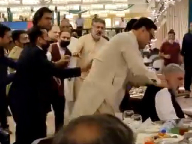 Photo of WATCH: Alam, Khokhar thrash man at Islamabad hotel over verbal abuse