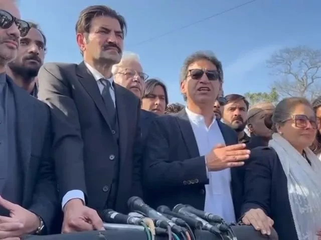 pti leaders including sher afzal marwat shandana gulzar atif khan and shehryar afridi addressing the media outside adiala jail in rawalpindi on tuesday march 5 2024 screengrab pti leaders including sher afzal marwat shandana gulzar atif khan and shehryar afridi addressing the media outside adiala jail in rawalpindi on tuesday march 5 2024 screengrab