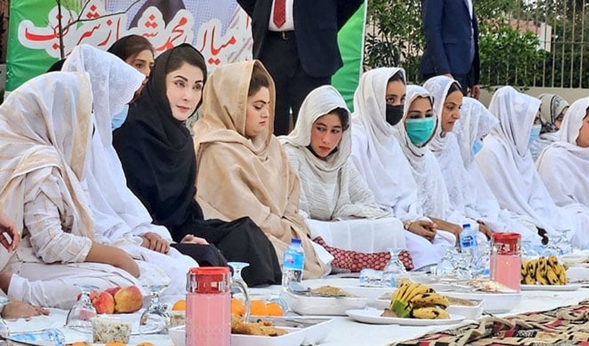 مریم نے کوٹ لکھپت جیل کا دورہ کرتے ہوئے ماضی کی آزمائشیں یاد کیں۔  ایکسپریس ٹریبیون